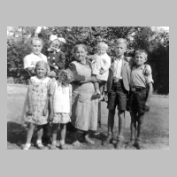 080-0060 Eva Hemke mit Mafrit Rosenski, Oma Hemke und Enkeltochter Ursula, Heinz Kugland und Heinz Mueller.jpg